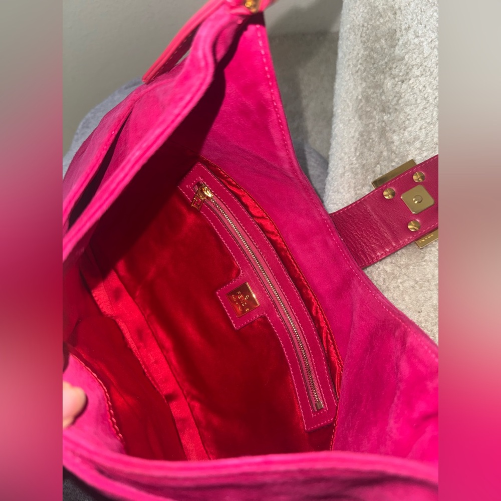 Fendi mamma baguette shoulder hobo bag in pink suede with glittery FF buckle - Picture 12 of 16